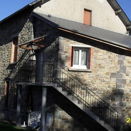 Gite A La Ferme Pres Vulcania La Goutelle Extérieur photo