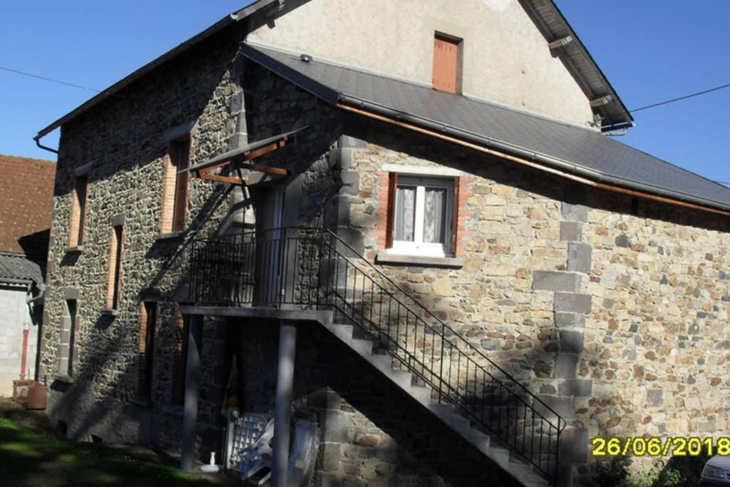 Gite A La Ferme Pres Vulcania La Goutelle Extérieur photo